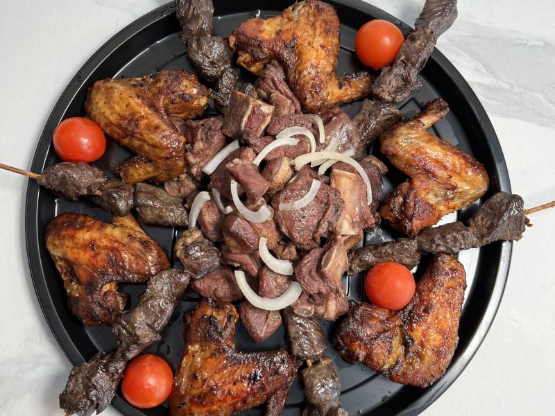 Régalez-vous avec nos délicieux repas africains préparés avec des ingrédients frais et des épices exotiques.